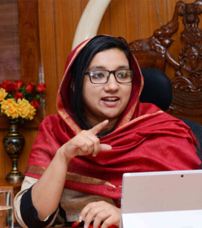 डेस्कावर आयएएस कोरणारी अदीला